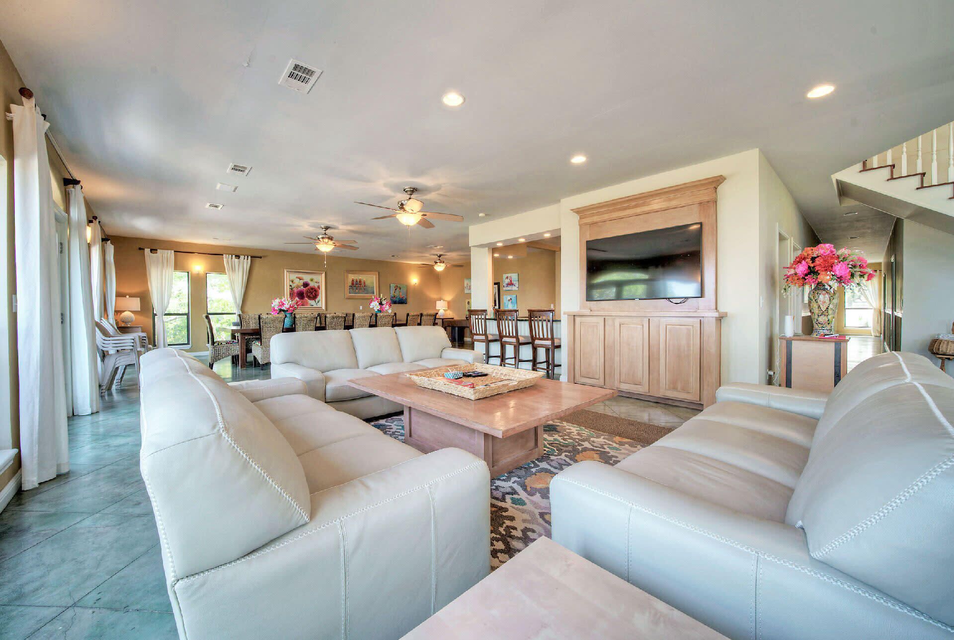 Nhà, nhiều giường, bồn tắm nước nóng (Lake Buchanan Grand Retreat) | Khu phòng khách