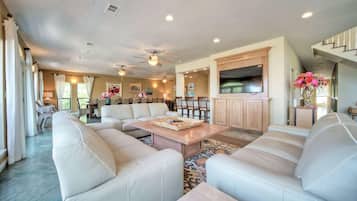 Maison, plusieurs lits, bain à remous (Lake Buchanan Grand Retreat) | Coin séjour