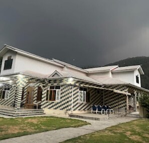 Vista frontal de la propiedad