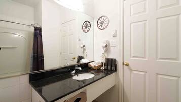 Haartrockner, HandtĂŒcher, Toilettenpapier