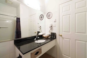 Haartrockner, Handtücher, Toilettenpapier