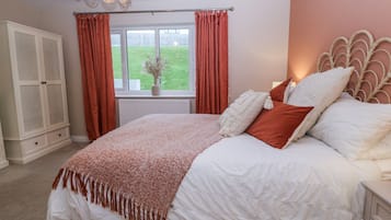4 quartos, individualmente decorados, individualmente mobiliados