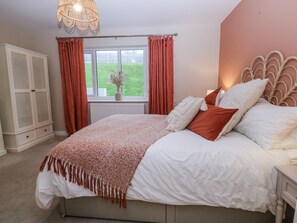 4 habitaciones, decoración personalizada y muebles diferentes 