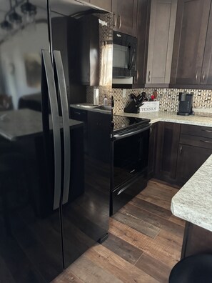 Microondas, horno, parrilla de estufa y lavavajillas 