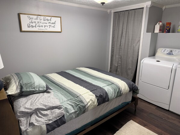 Room - Cozy Remodeled 2bedroom mobile home in Axtell with amenities (Axtell)