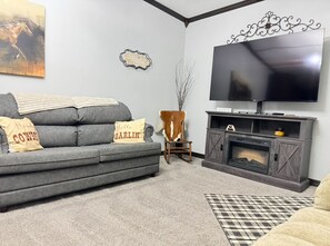 Living area - Cozy Remodeled 2bedroom mobile home in Axtell with amenities (Axtell)