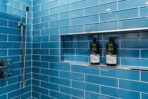 Een douche, een haardroger, handdoeken