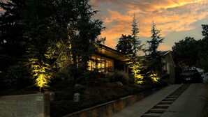 Una casa moderna con un jardín bien cuidado y el número 1545 visible.