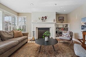 Smart TV, stereo - Cozy Mid-Century Home Near Everything (Salt Lake City)