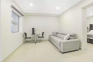 Studio (102) | Living area | 50-inch Smart TV with satellite channels, Netflix, heated floors - Arbol suite  (Tijuana)