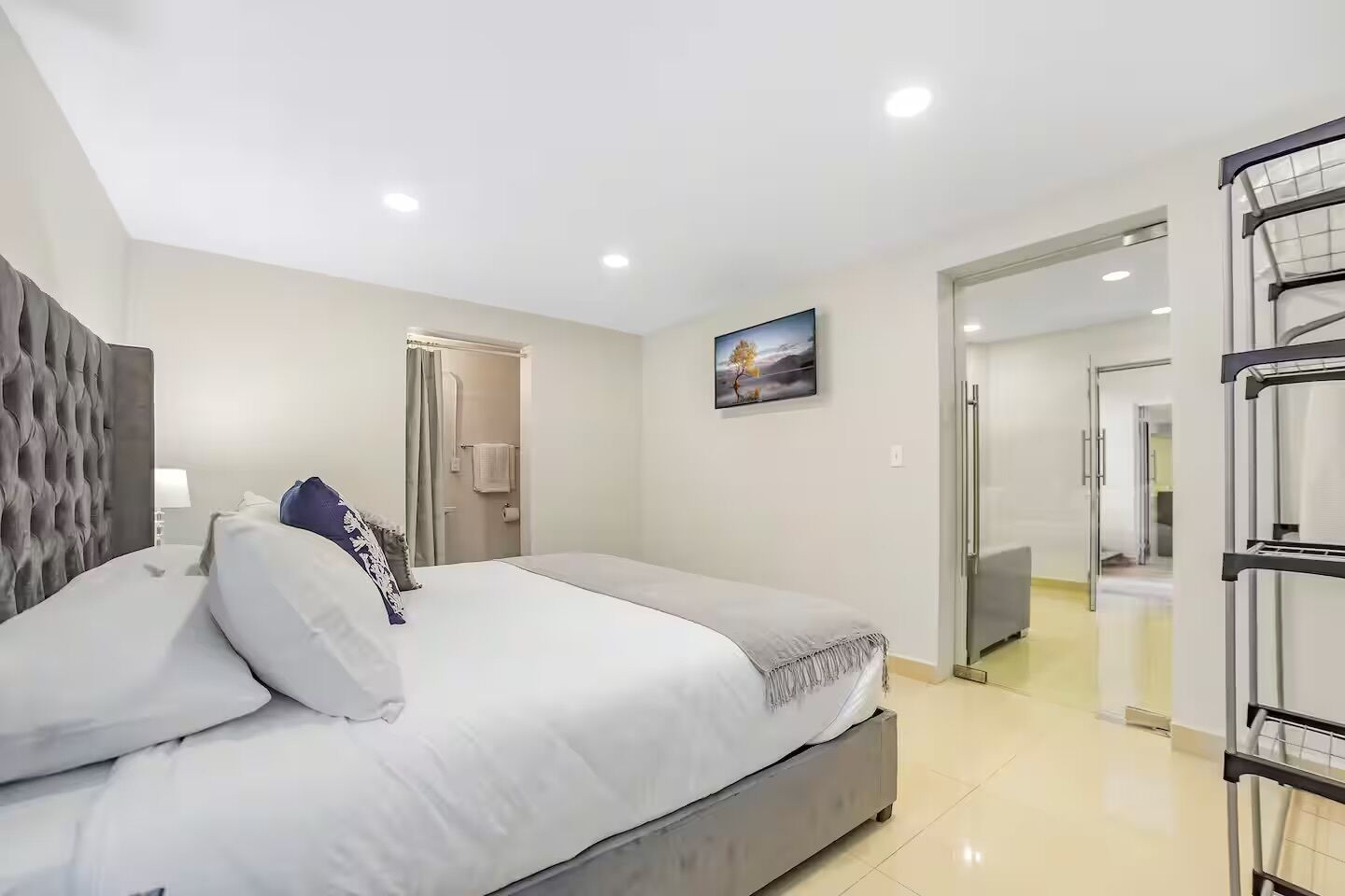 開放式客房 (101) | 迷你吧、客房內保險箱、遮光布/窗簾、熨斗/熨衣板