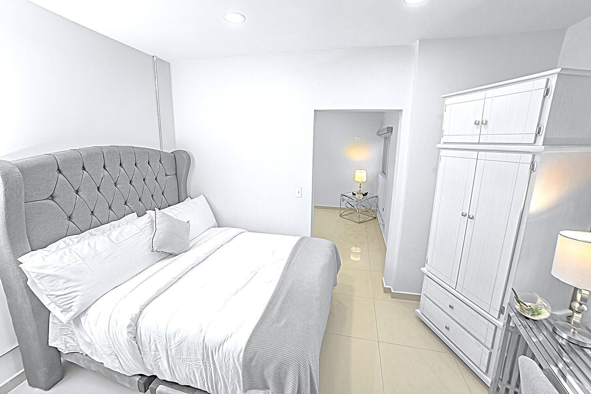 Caja de seguridad en la habitación y tabla de planchar con plancha 