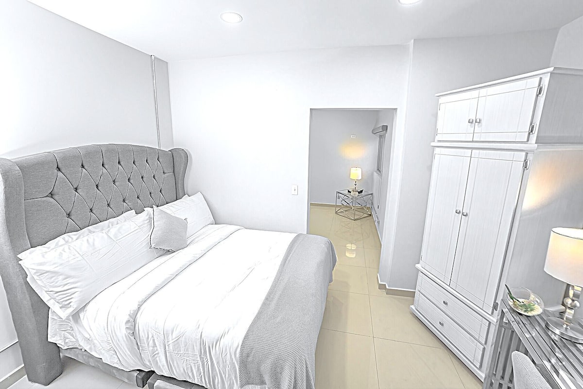 Caja de seguridad en la habitación y tabla de planchar con plancha