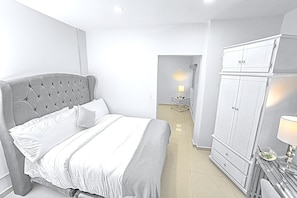 Caja de seguridad en la habitación y tabla de planchar con plancha