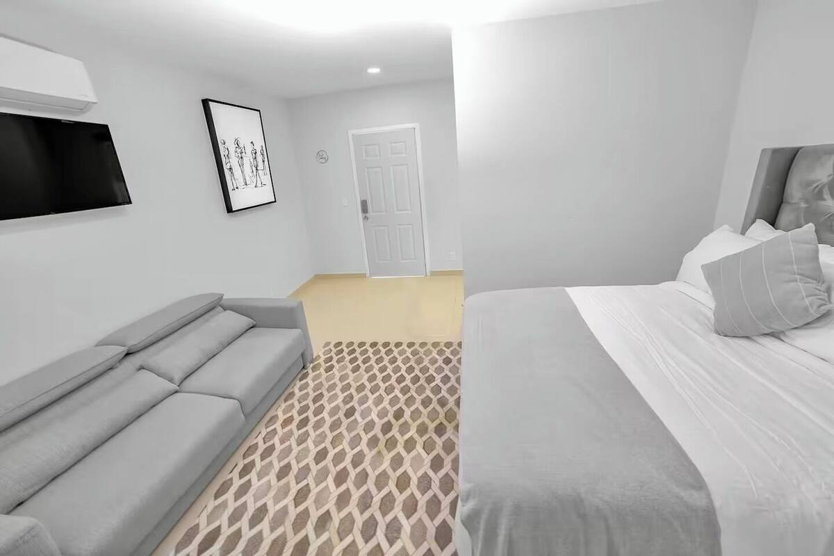 Studio (302) | Minibar, in-room safe, blackout drapes, iron/ironing board