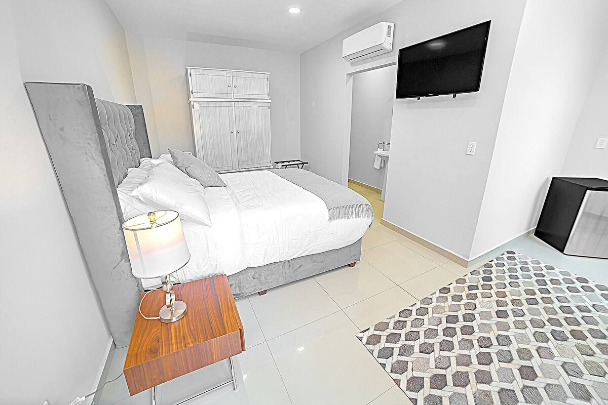 Studio (200) | Minibar, in-room safe, blackout drapes, iron/ironing board