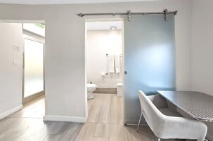 Minibar, caja de seguridad en la habitación y cortinas blackout 