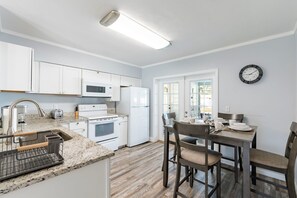 Fridge, microwave, oven, stovetop - Blue Oasis 5512, Your Private Getaway (Bradenton)