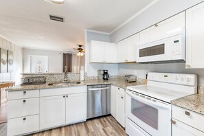 Jääkaappi, mikroaaltouuni, uuni, liesi