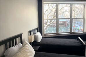 Planxa i posts de planxar, wifi gratuïta i roba de llit