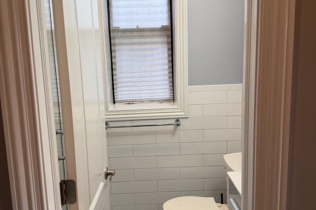 Haartrockner, Handtücher, Seife, Toilettenpapier