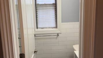 Haartrockner, Handtücher, Seife, Toilettenpapier