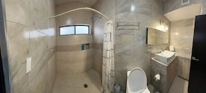Séchoir à cheveux, serviettes fournies, savon, papier de toilette
