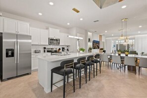 Coffee/tea maker, fridge, microwave, oven - 7 BD/ 5.5 BA/ Windsor Cay (1099 OP) (Clermont)