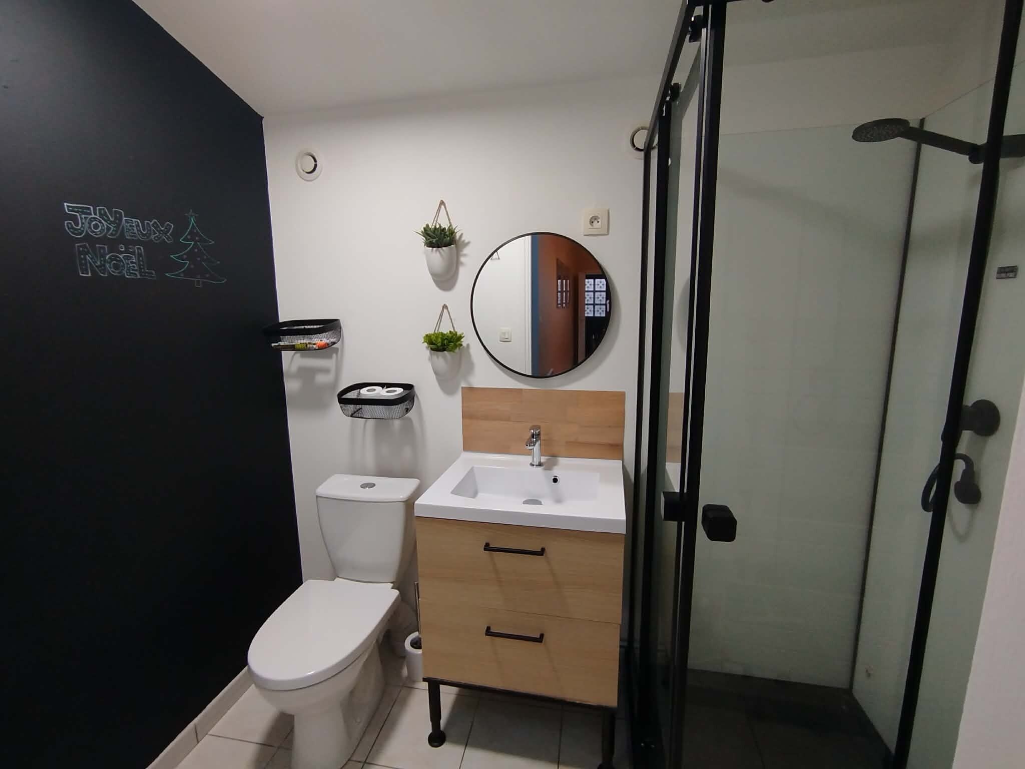 Douche, sèche-cheveux, serviettes fournies, papier toilette