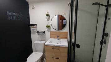 Douche, sĂšche-cheveux, serviettes fournies, papier toilette