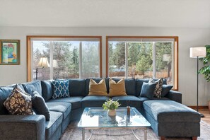 TV - Modern Bend Home with Firepit and Disc Golf (Bend)