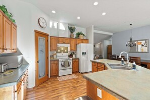 Fridge, microwave, oven, stovetop - Modern Bend Home with Firepit and Disc Golf (Bend)