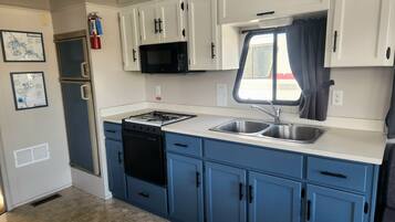 Refrigerador, microondas, horno y parrilla de estufa