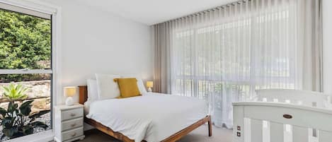 5 bedrooms, desk, iron/ironing board, WiFi