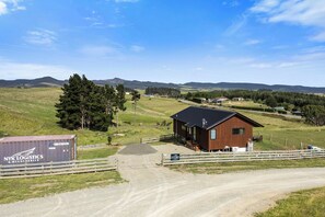 Exterior - Seabreeze Lookout - Moeraki Holiday Home (Moeraki)