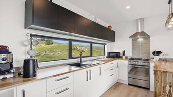 Kjøleskap, mikrobølgeovn, kaffetrakter/tekoker og brødrister