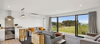 Seabreeze Lookout - Moeraki Holiday Home
