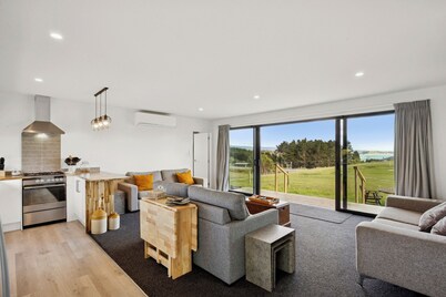 Seabreeze Lookout - Moeraki Holiday Home
