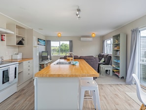 Fridge, microwave, dishwasher, toaster - Cozy Cottage - Whitianga Holiday Home (Whitianga)