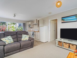 TV - Cozy Cottage - Whitianga Holiday Home (Whitianga)