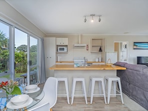 Interior - Cozy Cottage - Whitianga Holiday Home (Whitianga)