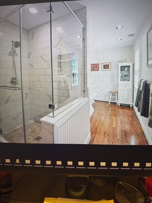 Shower, hair dryer, towels, soap - FIFA World Cup LUXURY 4 bedroom home in Kansas City, Country Club Plaza Area (Kansas City)