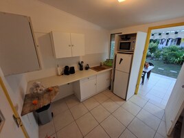 Refrigerador con freezer, microondas, tostadora, arrocera