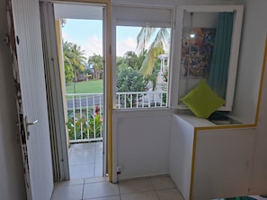 Comfort Apartment, 1 Bedroom, Sea Facing | Seterika/papan seterika, Wi-fi percuma