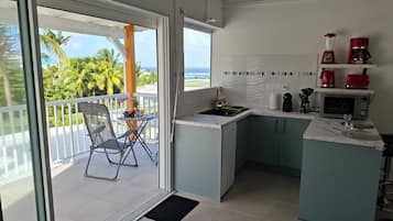 Comfort-Apartment, Balkon, Meerblick | Terrasse/Patio