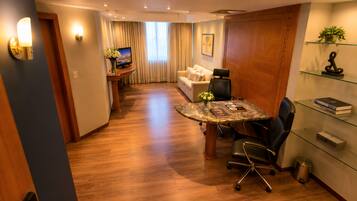 Premier Studio Suite | Living area | 43-inch Smart TV with cable channels, Netflix, streaming services