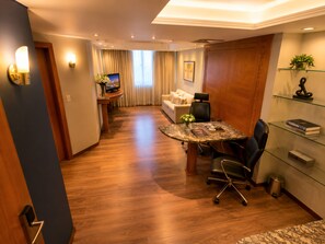 極品開放式套房 | 起居區 | 43-吋智慧型電視、有線頻道、Netflix、串流服務