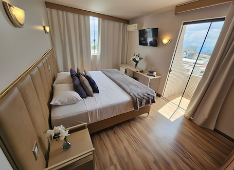 Premium Room | Egyptian cotton sheets, premium bedding, memory foam beds, minibar