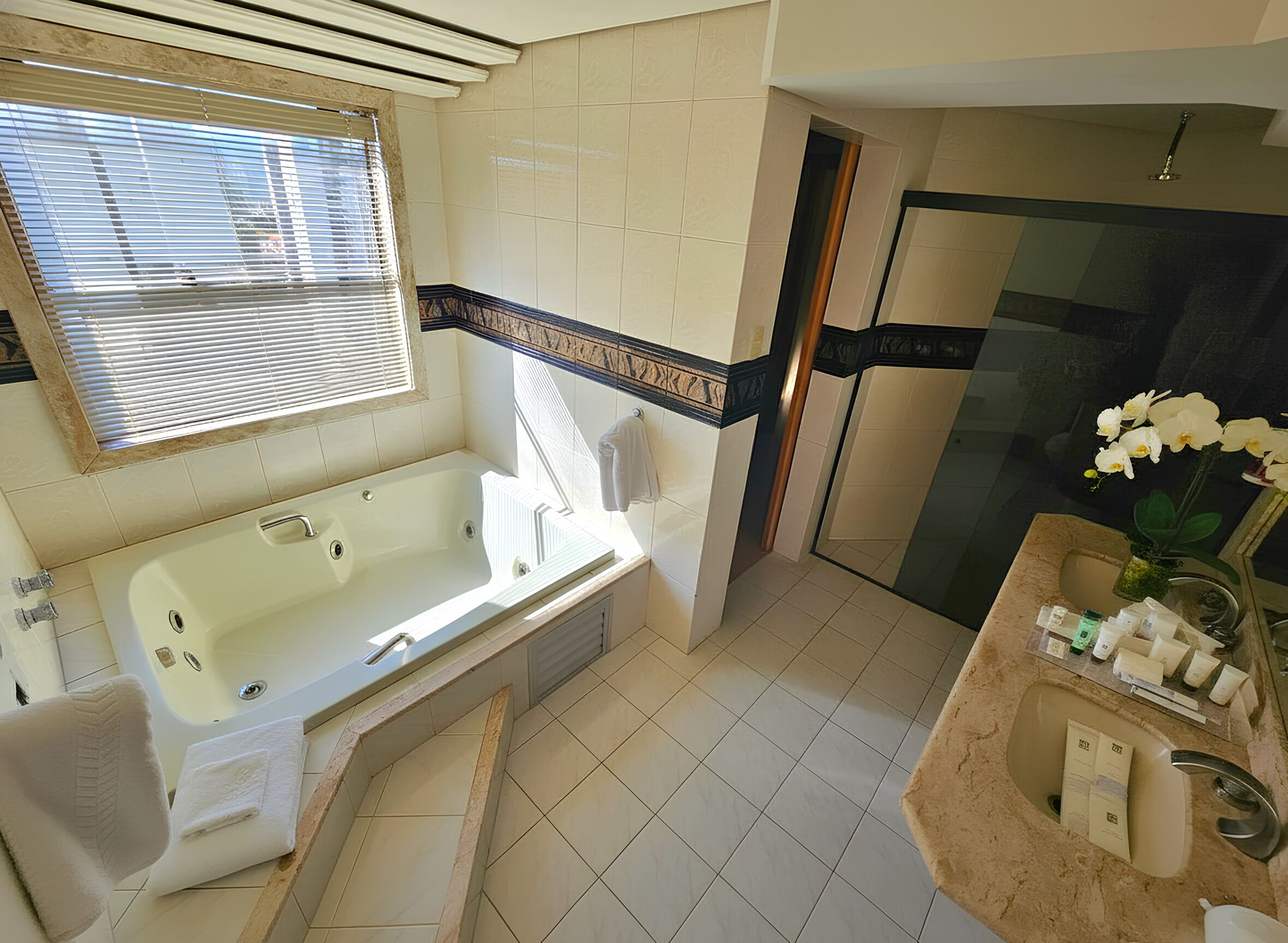 Premier-Studiosuite | Badezimmer | Umweltfreundliche Kosmetikartikel, Haartrockner, Handtücher, Seife