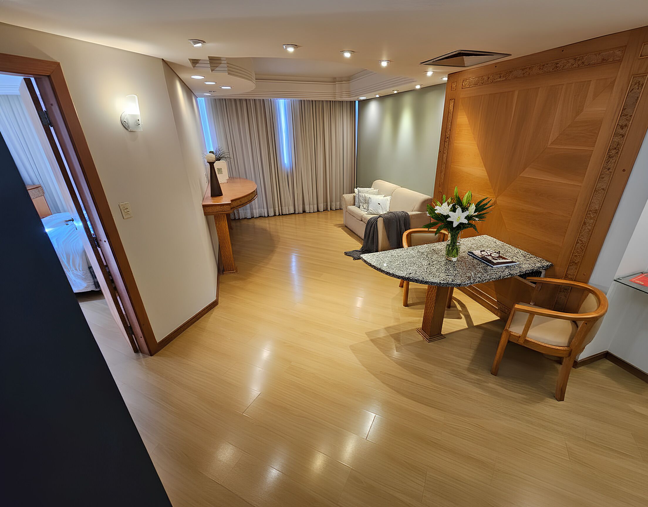 Studio Suite Premier | Area keluarga | Smart TV 43-inci dengan saluran TV kabel, Netflix, dan layanan streaming